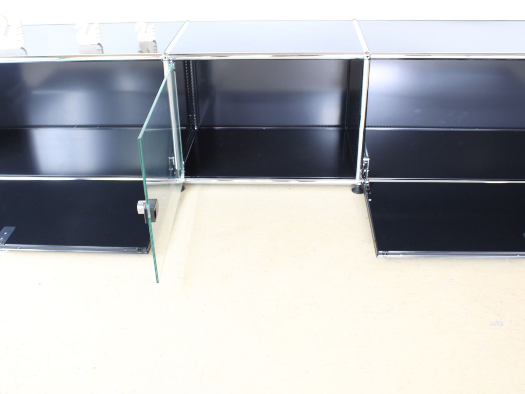 USM Cassettiere: USM Haller Lowboard | Schwarz | Mit Glasfront – Usato da Meinisberg venduto da atelier_TILIJA 3