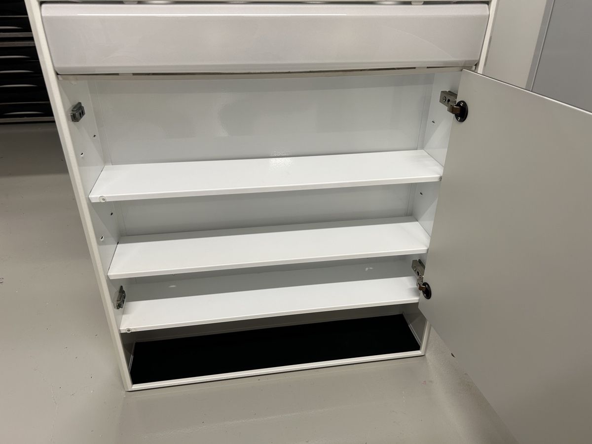 Armadietti a specchio: Spiegelschrank mit Licht und Steckdosen – Usato da Gunzgen venduto da Marc.Zimmerli 1