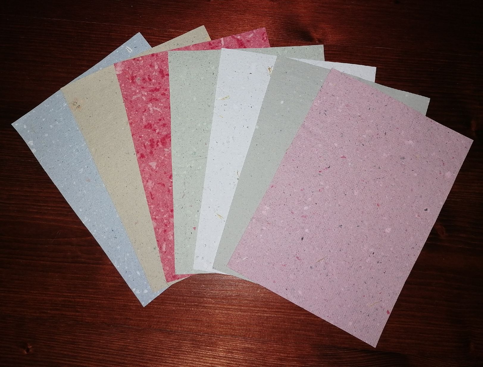 Carta: Papier recyclé artisanal, pack de 10 feuilles A5 – Nuovo e nell'imballaggio originale da Vaulruz venduto da Jpittet102