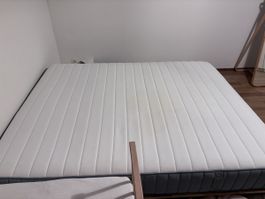 Matratze+ Bett 160x200