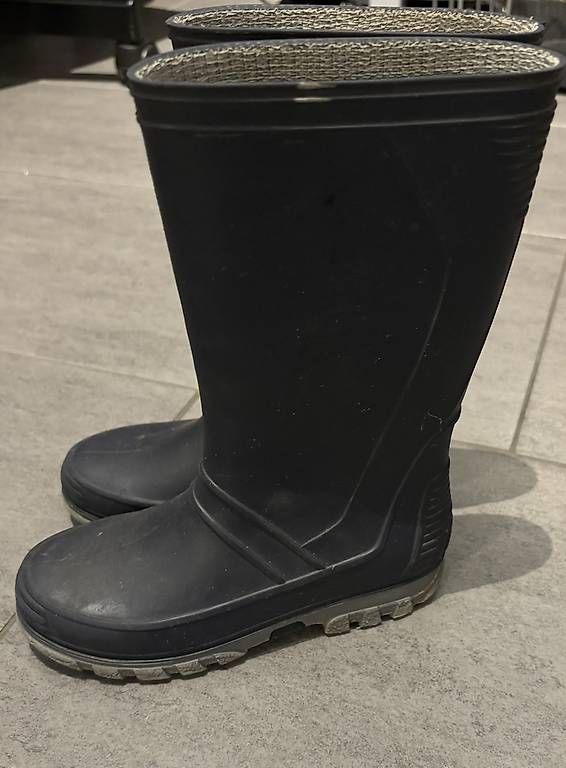 Scarpe per ragazzi: Gummistiefel dunkelblau Gr.30 – Usato da Humlikon venduto da Pflanze2