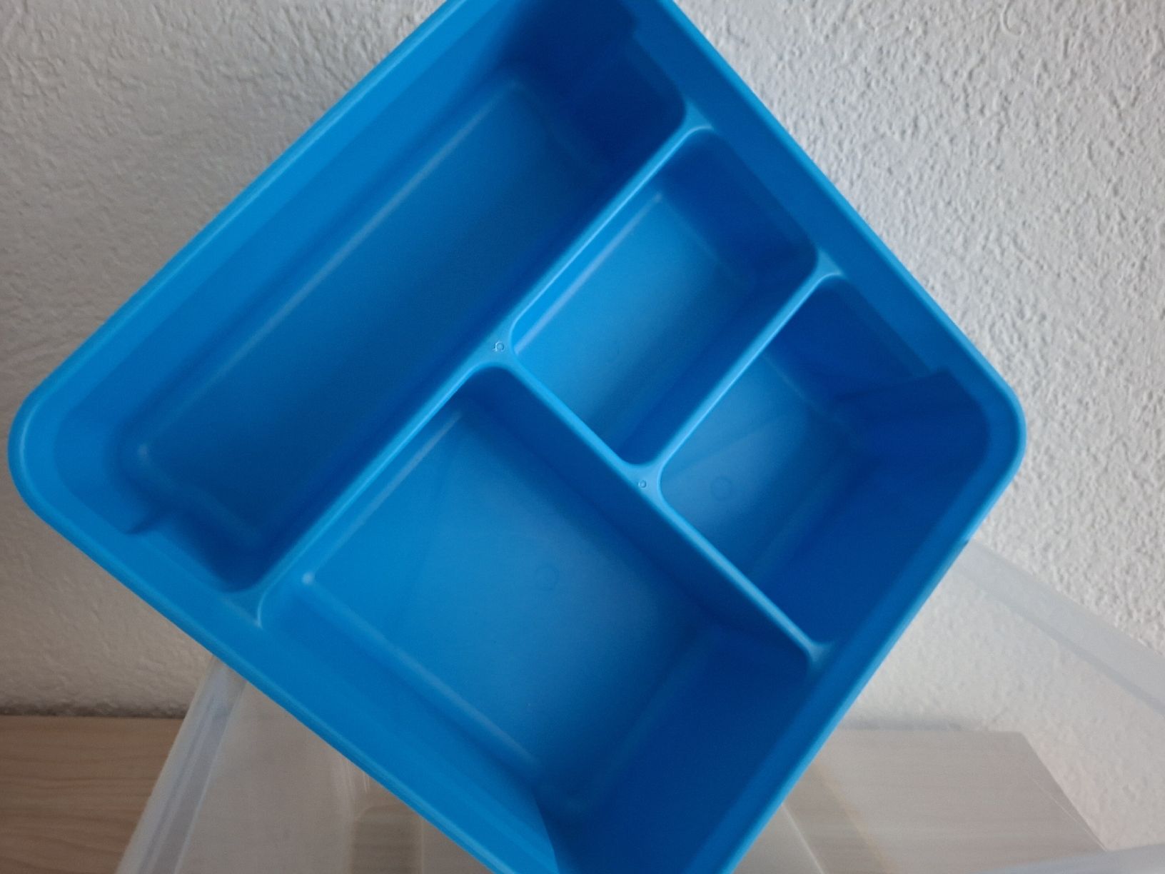 Behälter & Ähnliches: Aufbewahrungsbox mit Einsatz blau transparent 4 Fächer – Gebraucht aus Wetzikon ZH von Wetzithal 2