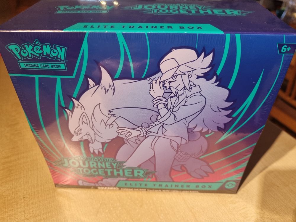 Coffret Dresseur Élite Pokémon – Aventures Ensemble – 1 Promo Zorua, 9 Boosters, Accessoires Premium