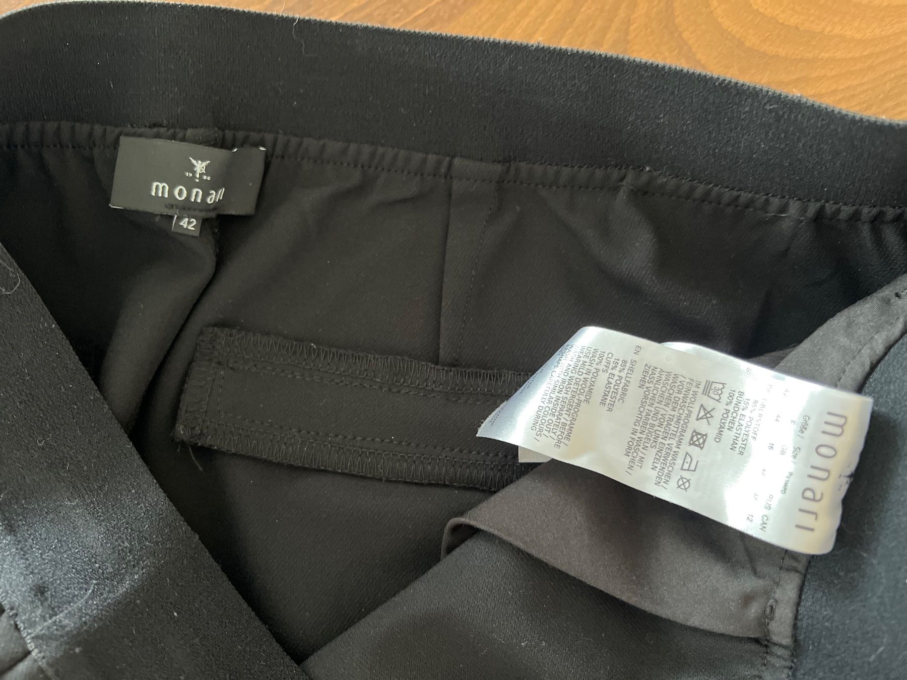 Monari Pantaloni: Monari- Stoffhose schwarz mit Elastikbund Gr. 42 – Usato da Ebmatingen venduto da Mistelu 4