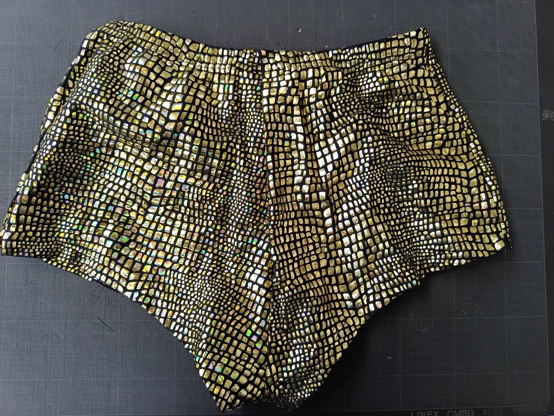 Pantaloni: Hotpants und Top im Gold-Perlmut Look – Nuovo e nell'imballaggio originale da Wängi venduto da Ladys_First 3