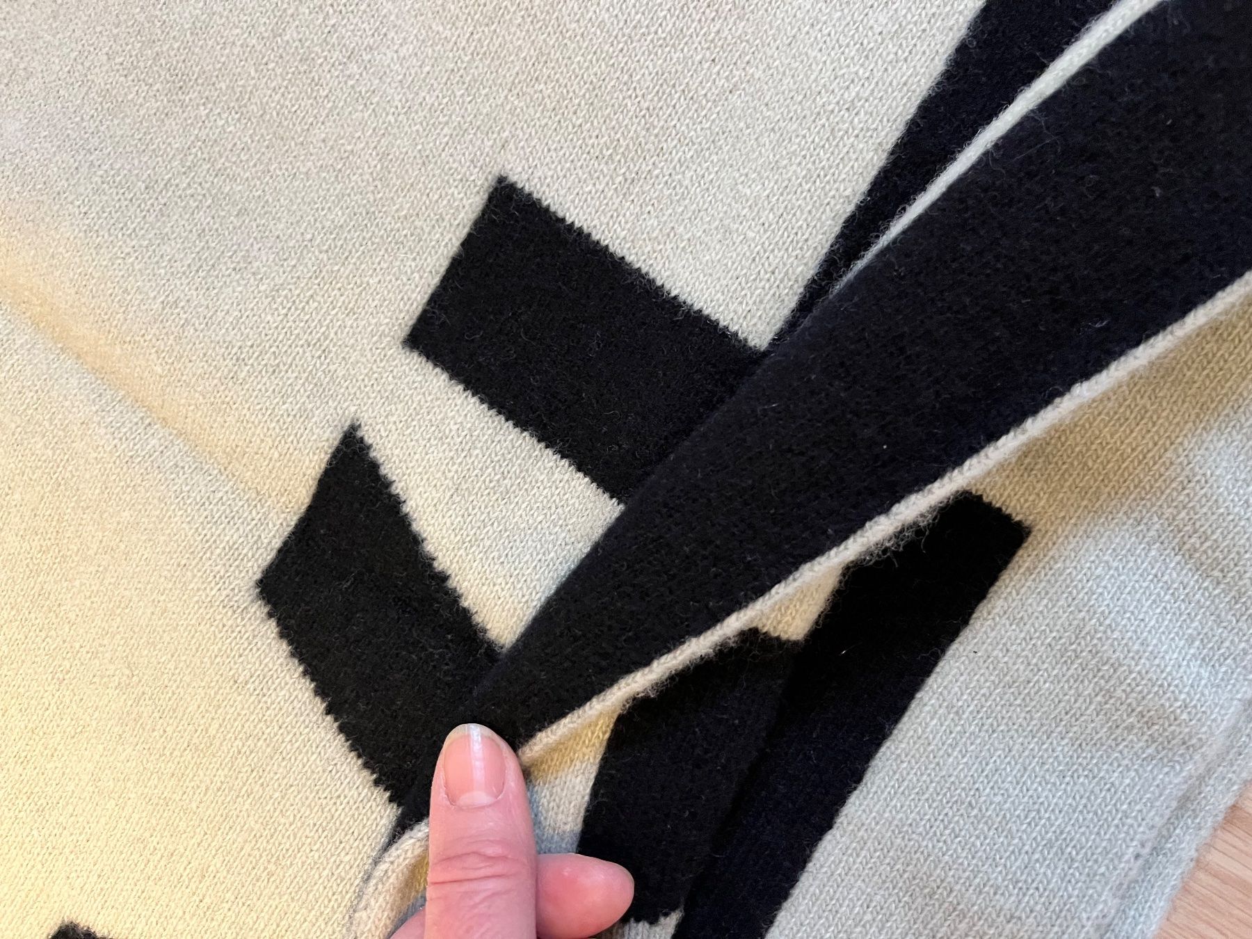 Off-White Foulards, Tücher & Schals: Off-White Wollschal, neuwertig, ideales Winteraccessoire – Neu (gemäss Beschreibung) aus Frenkendorf von klourenco 4
