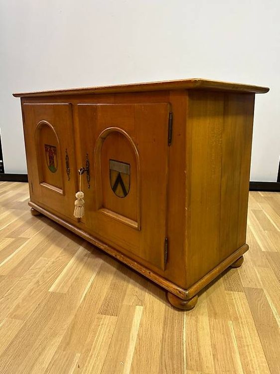 Commodes: Anrichte / Sideboard aus Nussbaumholz mit dekorativen Wappen – D'occasion à Obernau par Arche_Noah_Brocki 8