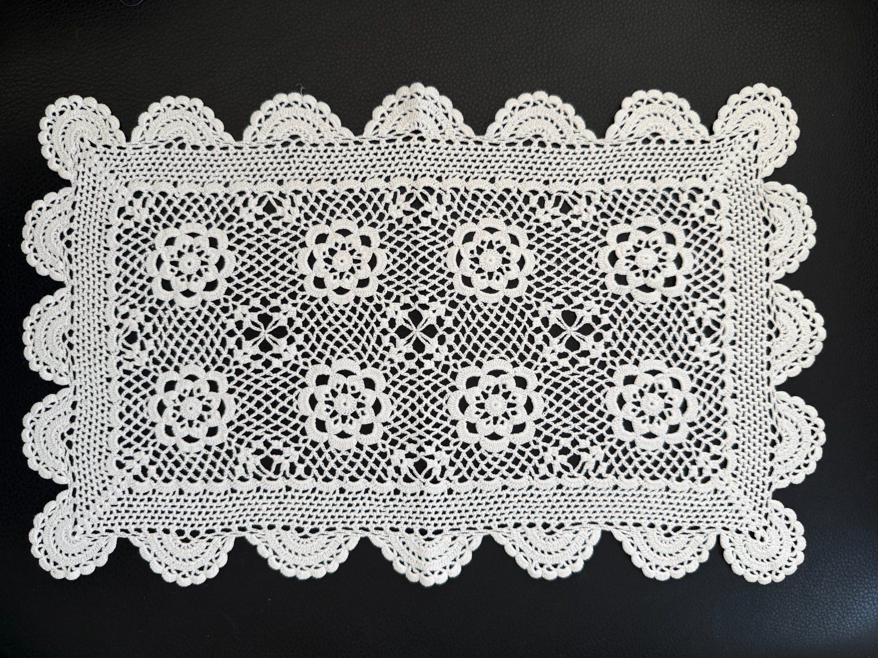 Sottobicchieri: Spitzendeckchen Handarbeit gehäkelt  41 x 25 cm – Usato da Subingen venduto da ArtBead