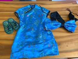 Chinesisches Cheongsam Kleid mit grosser Schleife und Schuhe