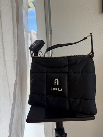 Furla Tasche schwarz gesteppt mit kleinem Accessoire neu