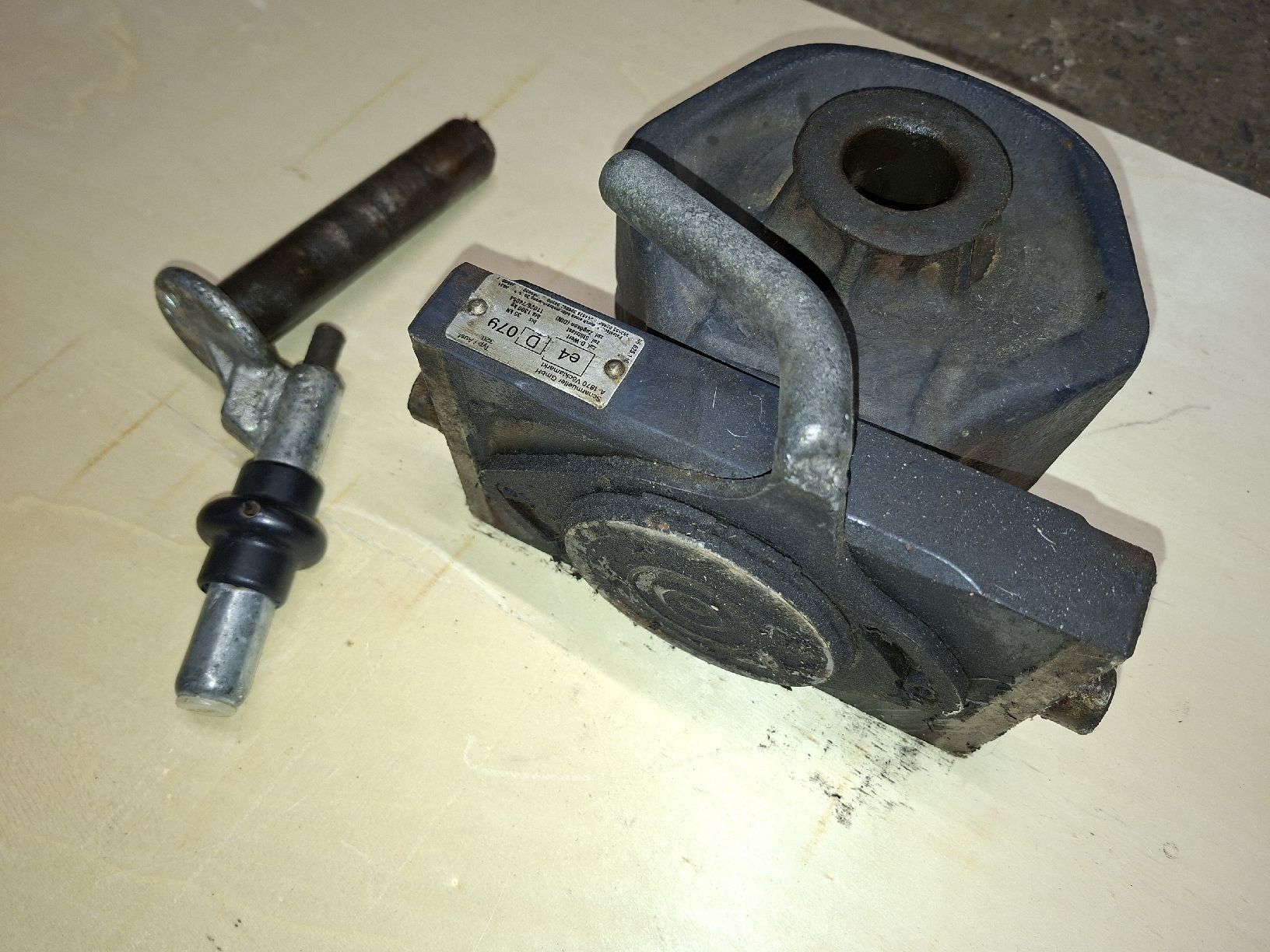 Ganci per rimorchio: Zugmäul mit Adapterplatte / Type Ausf.320 Anhängerkupplung – Usato da Niederuzwil venduto da peter. 2