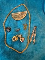 Modeschmuck-Konvolut: Halskette, Anhänger, Haarclips B8