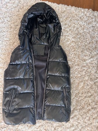 Coole, schwarze Weste mit Kapuze ohne Aermel.