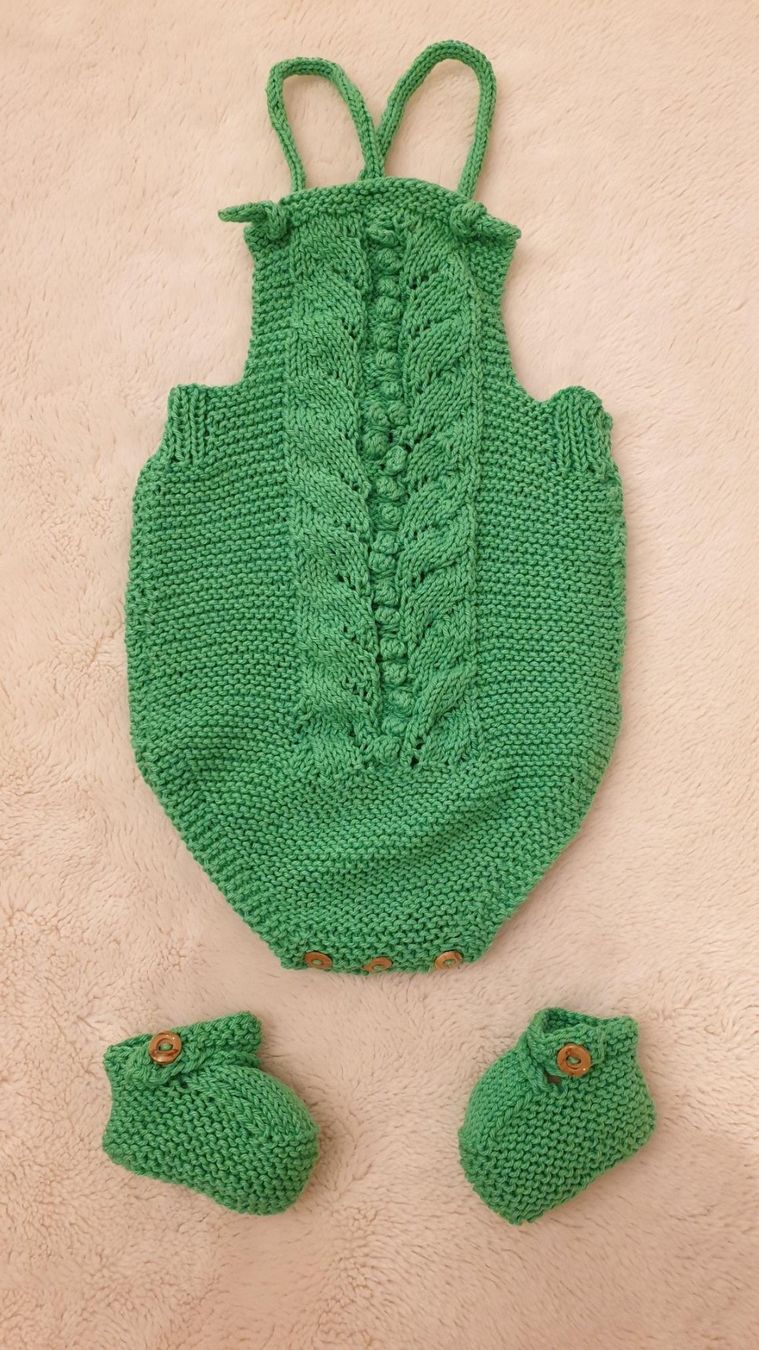 Kleider & Röcke: STRAMPELANZUG + MINI/ BABYSCHÜHCHEN AUS STRICK - Farbe: Grün – Neu und originalverpackt aus Würenlos von Abracadabra26