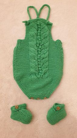 STRAMPELANZUG + MINI/ BABYSCHÜHCHEN AUS STRICK - Farbe: Grün