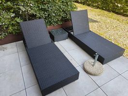 2x Rattan-Liegestühle