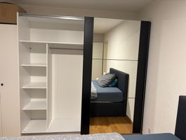 Schiebeschrank mit Spiegel