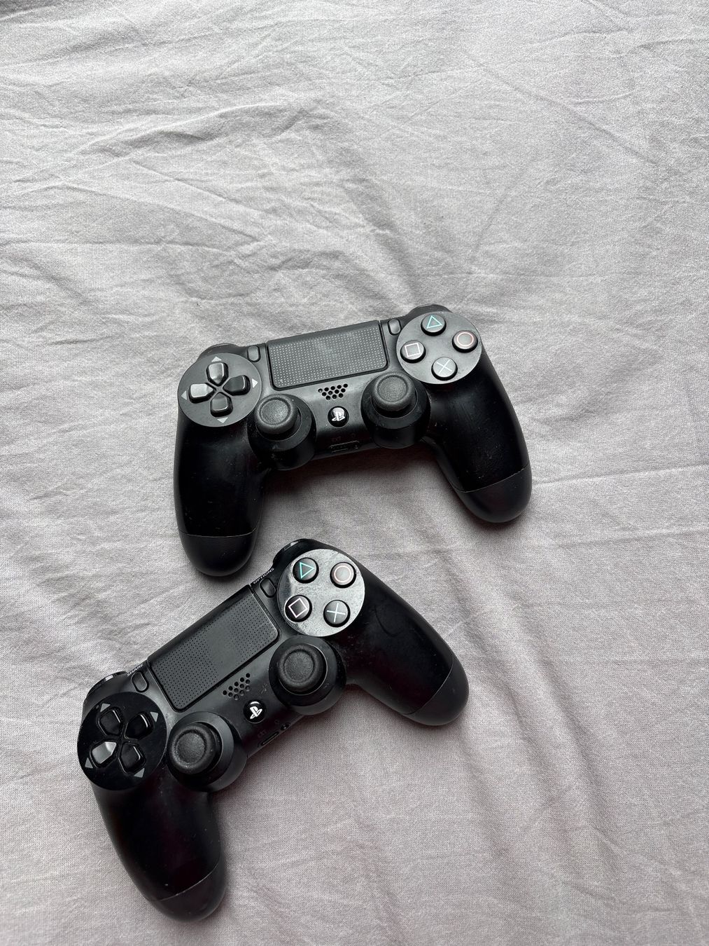 Sony Konsolen: Deux manettes Sony PS4 DualShock noir – Neu (gemäss Beschreibung) aus Nidau von hel_vwr6