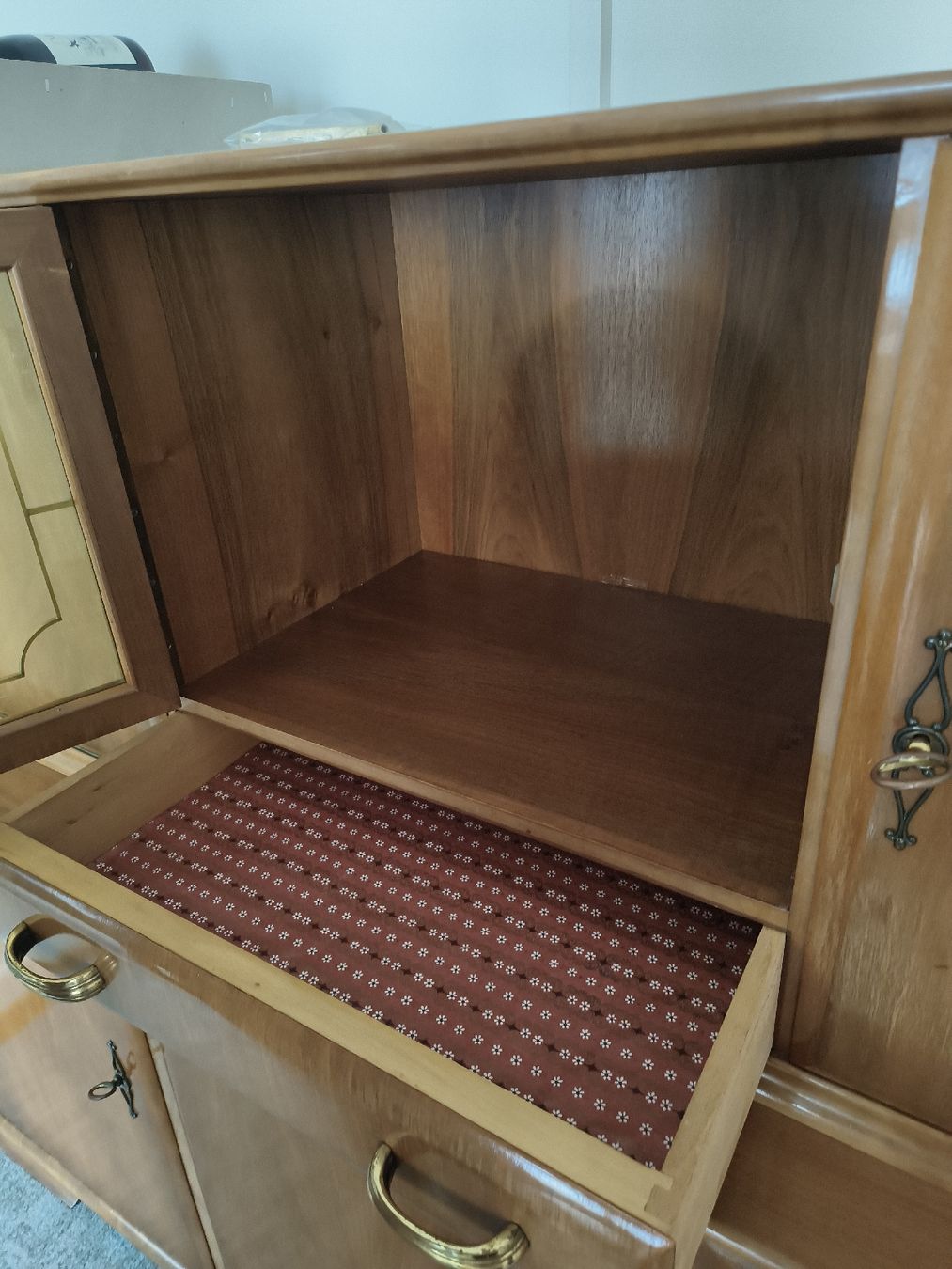 Credenze: Buffet Barock Stil mit Glasfach und Schubladen – Usato da Biel/Bienne venduto da M.D.C 1