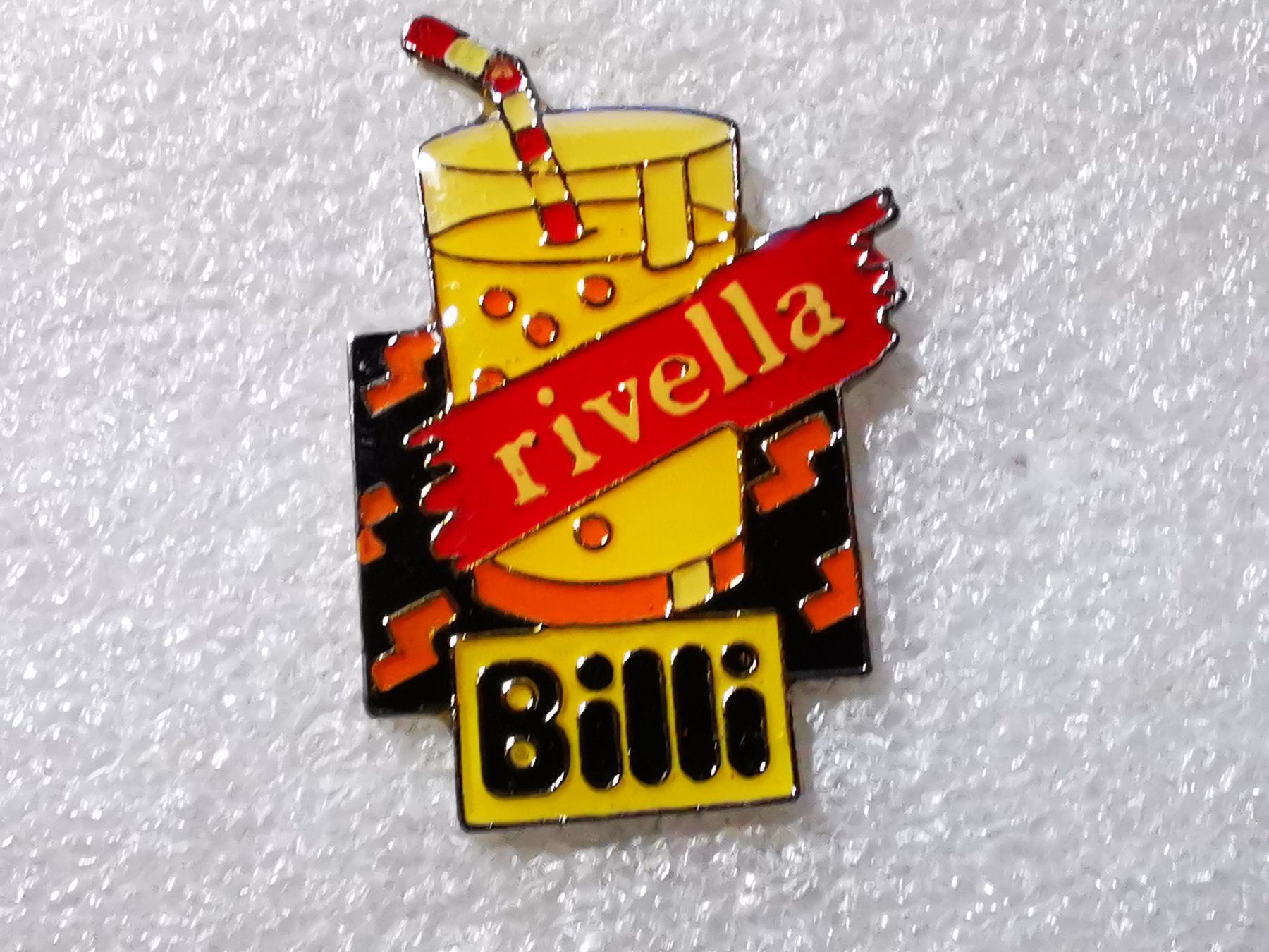 Placchette & Badge: Ansteckpin 23: Billi x Rivella – Usato da Oppligen venduto da Pin-Fall-Shop