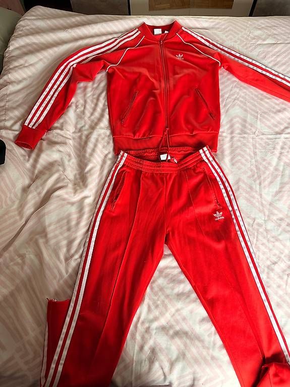 Lots de vêtements: Ensemble adidas  – D'occasion à La Tour-de-Peilz par Vide_dressing1814