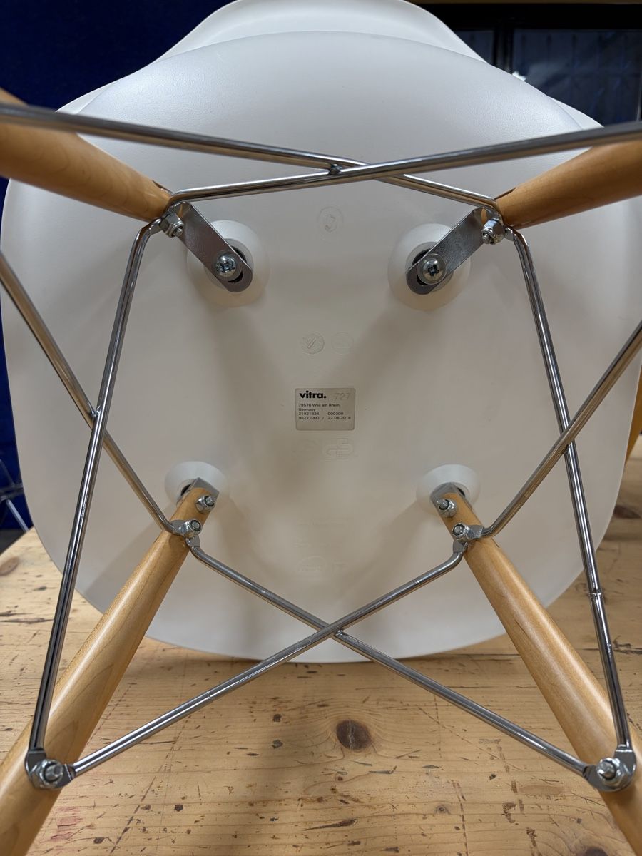Vitra Sedie: Eames Plastic Side Chair weiss – Usato da Wohlen AG venduto da maetthi81 2