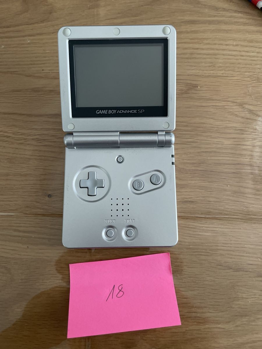 Nintendo Console: Game Boy Advance SP Silber  – Usato da Bazenheid venduto da Toni0141