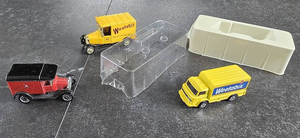 Corgi Toys Modellini d'auto: Corgi Weetabix van, truck + J. Walker delivery. – Usato da Dietikon venduto da abarth03 1