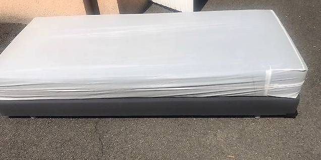 Sofas: Lit / sofa-canapé/Divan avec matelas à vendre – D'occasion à Le Grand-Saconnex par aru_jl2c 3