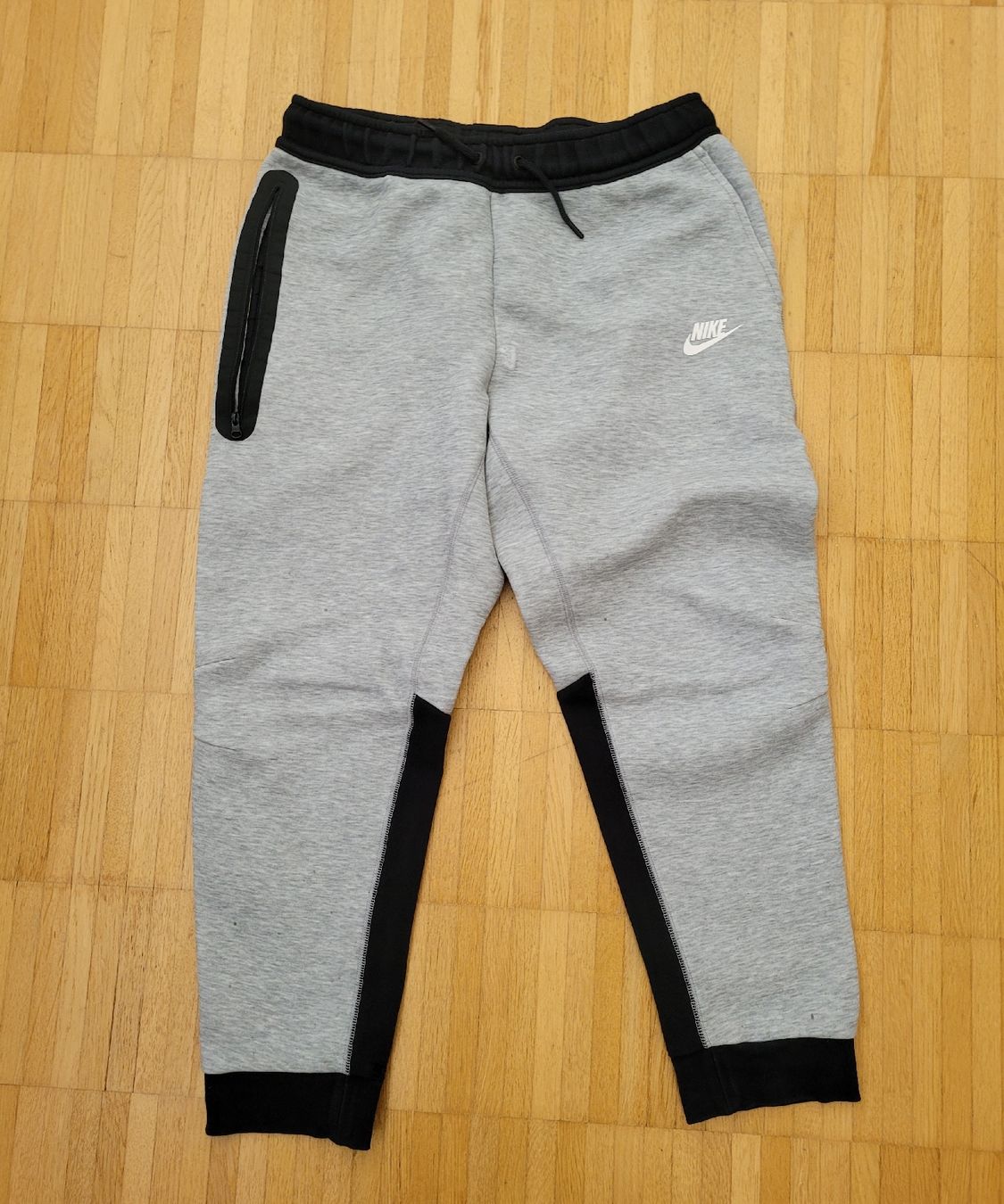 Nike Pantaloni: 86. Pantalon de jogging Nike gris – Usato da Villars-sur-Glâne venduto da m66_dch5 1