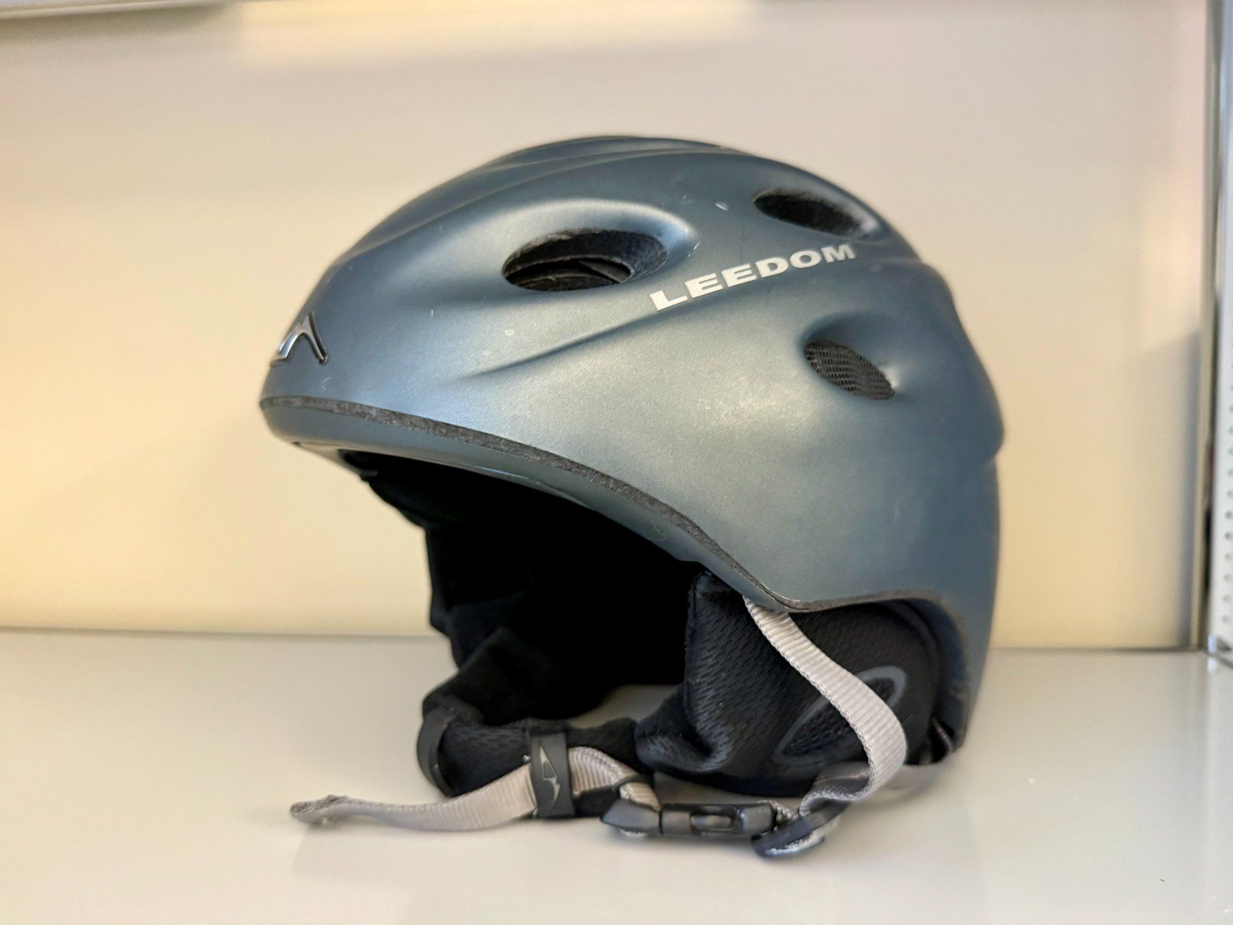 Caschi: LEEDOM Kinderskihelm mit Skibrille – Usato da Därligen venduto da ram_jy58 1