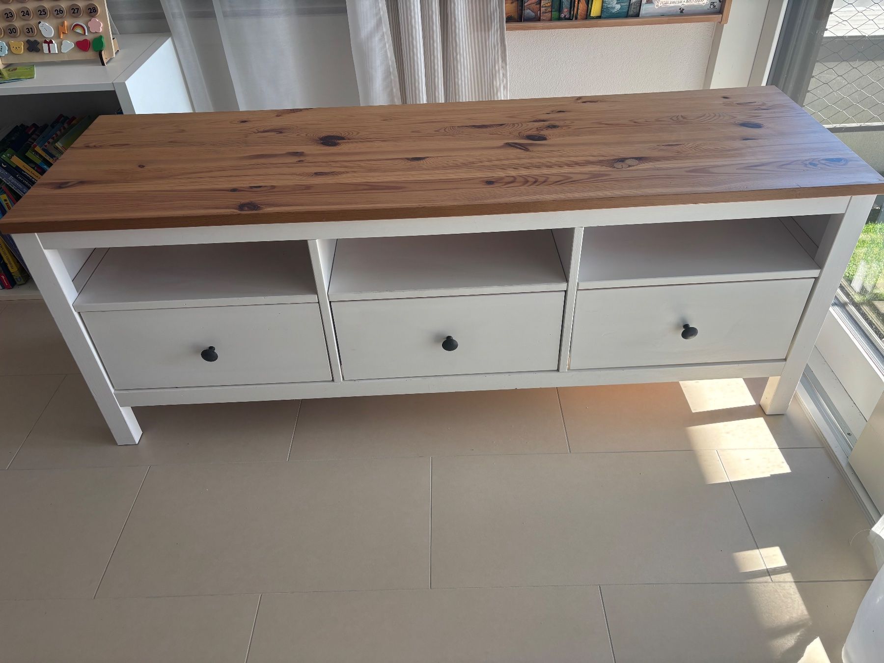 Ikea Meubles TV: Ikea HEMNES TV-Bank – D'occasion à Rütihof par gla_yw9y