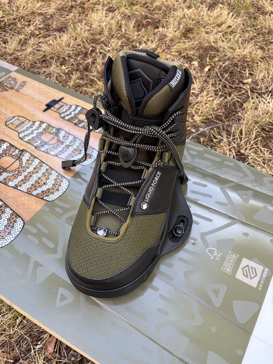 Surfboards & Schwimmbrette: Wakeboard Liquid Force Reverse 2020 - 148cm mit Bindung 44 – Gebraucht aus Basel von MarkusMXM26 4