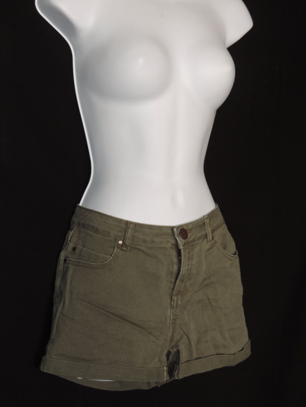 Pantalons: short vert kaki – D'occasion à Genève par Axelle333 6