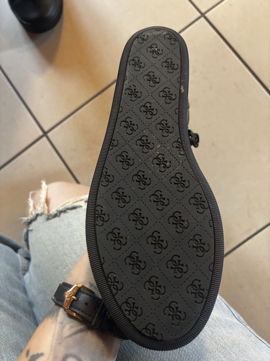 Guess Chaussures femmes: Bottines compensées Guess – D'occasion à Saxon par Mel_b224 2