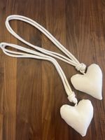 2 Herzen Anhänger weiss Stoff mit Schnur Handgemacht