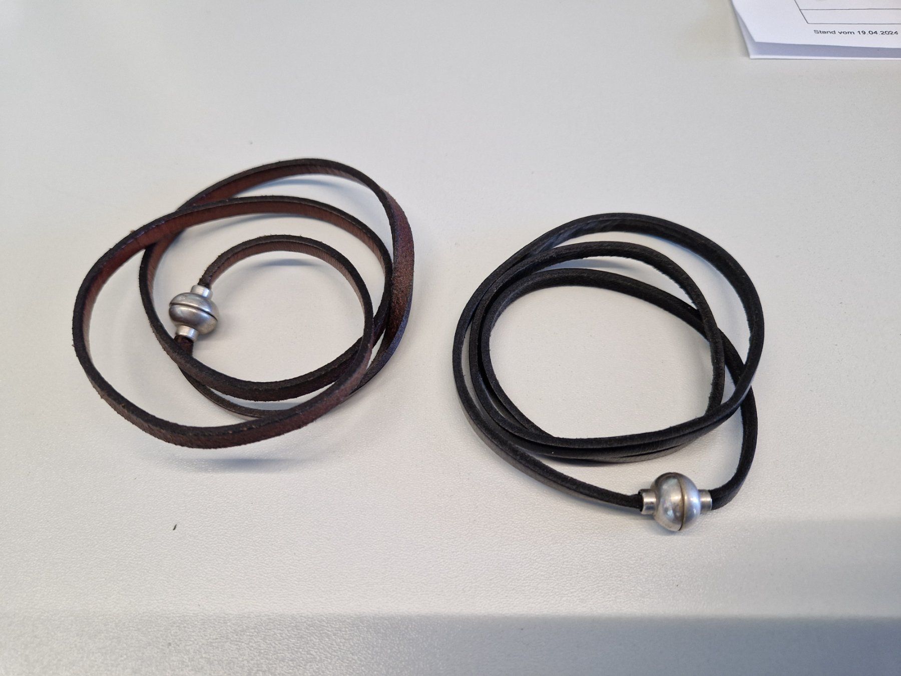 Armbänder & -reifen: 2 Armbänder mit Magnetverschluss – Gebraucht aus Muhen von Restwert_Muhen