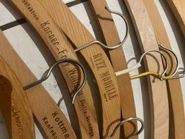 Holz Kleiderbügel einige mit Firmenaufschriften,  20 Stk.