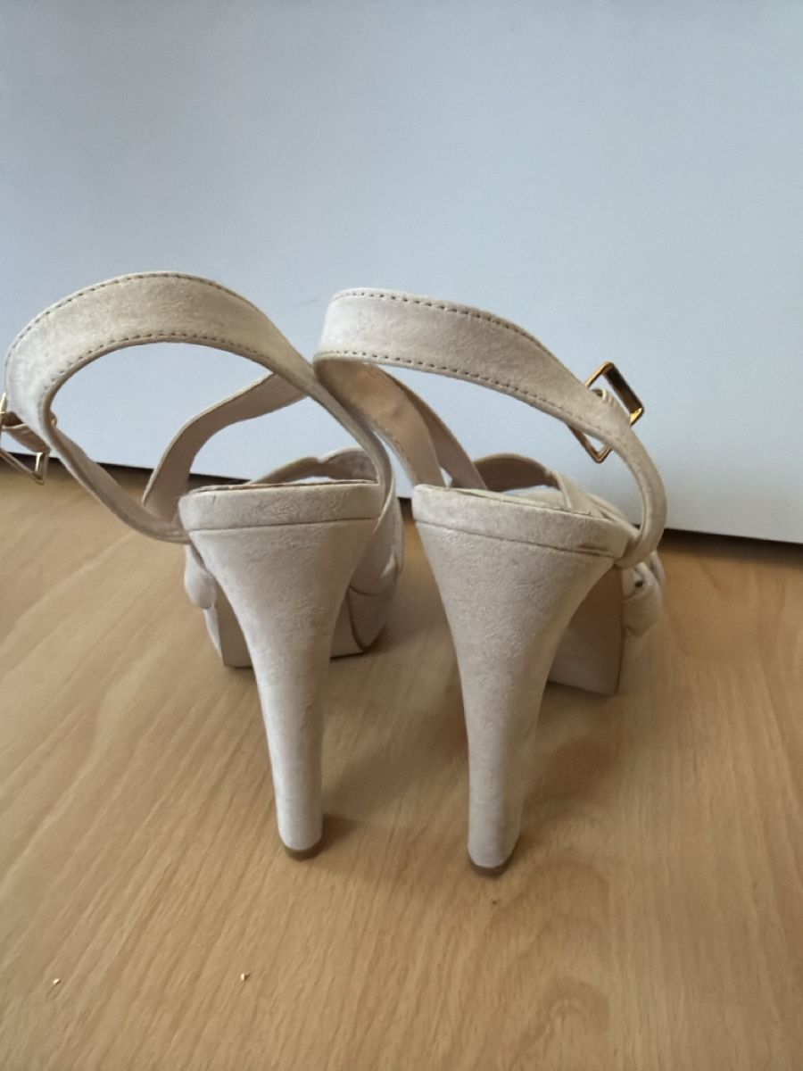 Scarpe da donna: Sommerliche Sandalen in Beige – Usato da Dagmersellen venduto da SabrinaZu 1