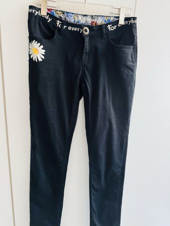 Desigual Hose Damen schwarz Grösse 160/58A (32) mit Blume