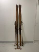Ski (A 10), Holzski ca. 1935, schöne Lauffläche, mit Stöcken