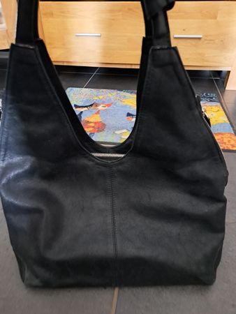 Schwarze Ledertasche, geräumig & stylisch!