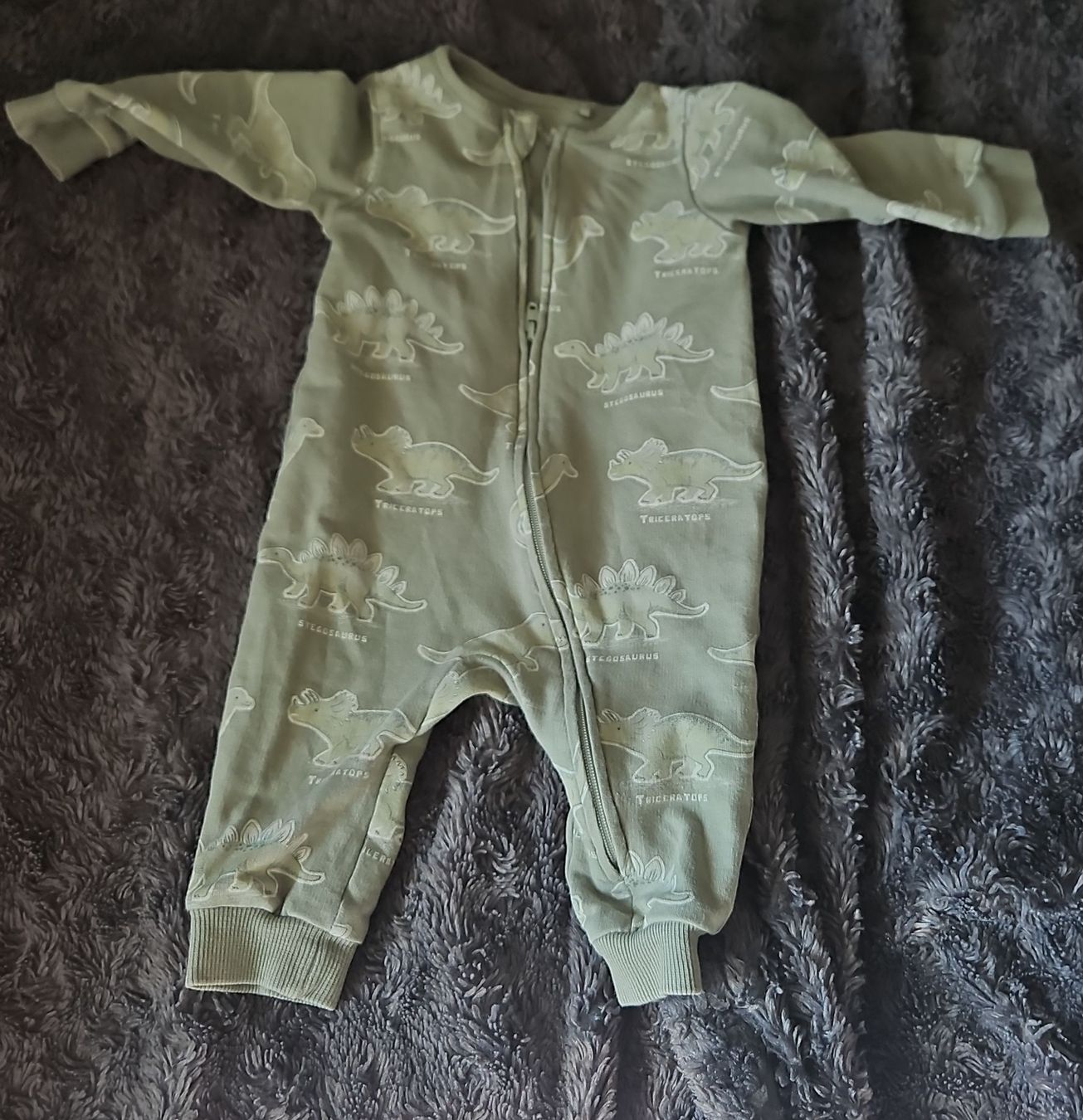 C&A Pigiama & Simili: Baby Schlafstrampler mit Dinosauriern, Grösse 62 – Nuovo (secondo la descrizione) da Herrliberg venduto da daki0017