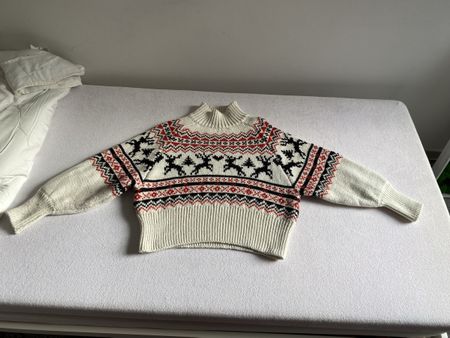 Pull H&M Noël motifs rennes taille S - parfait pour l'hiver!