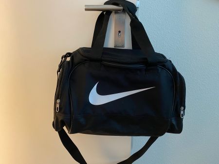 Nike Sporttasche / Umhängetasche schwarz