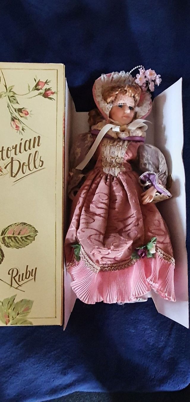 Bambole: Porzellan Puppe Ruby – Nuovo e nell'imballaggio originale da Burgdorf venduto da schlange034