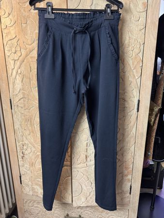 Schwarze Stoffhose mit Rüschen, Gr. S/M