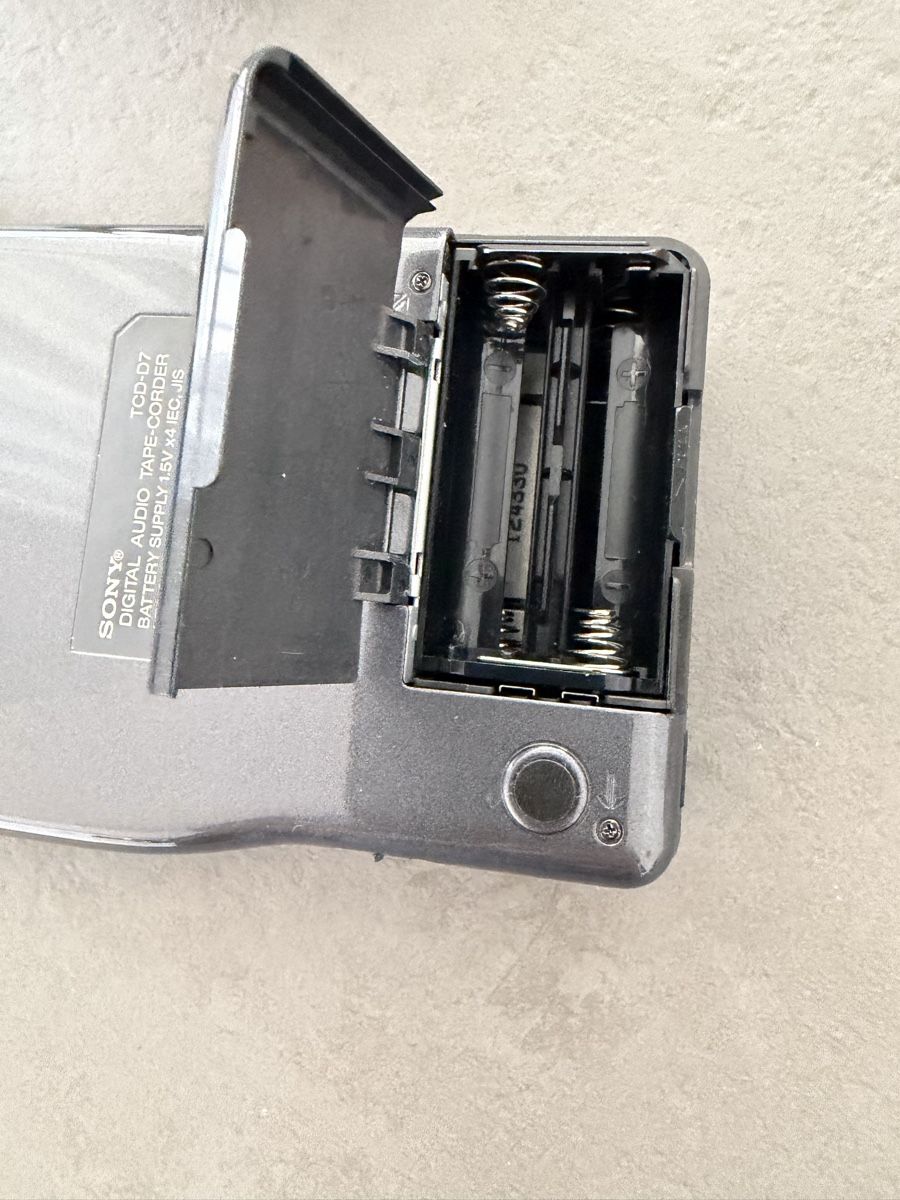 Sony Lettore multimediale portatile: Sony DAT Walkman TCD-D7 Digital Audio Recorder + Netzteil + – Difettoso da Zürich venduto da sne.swiss 5