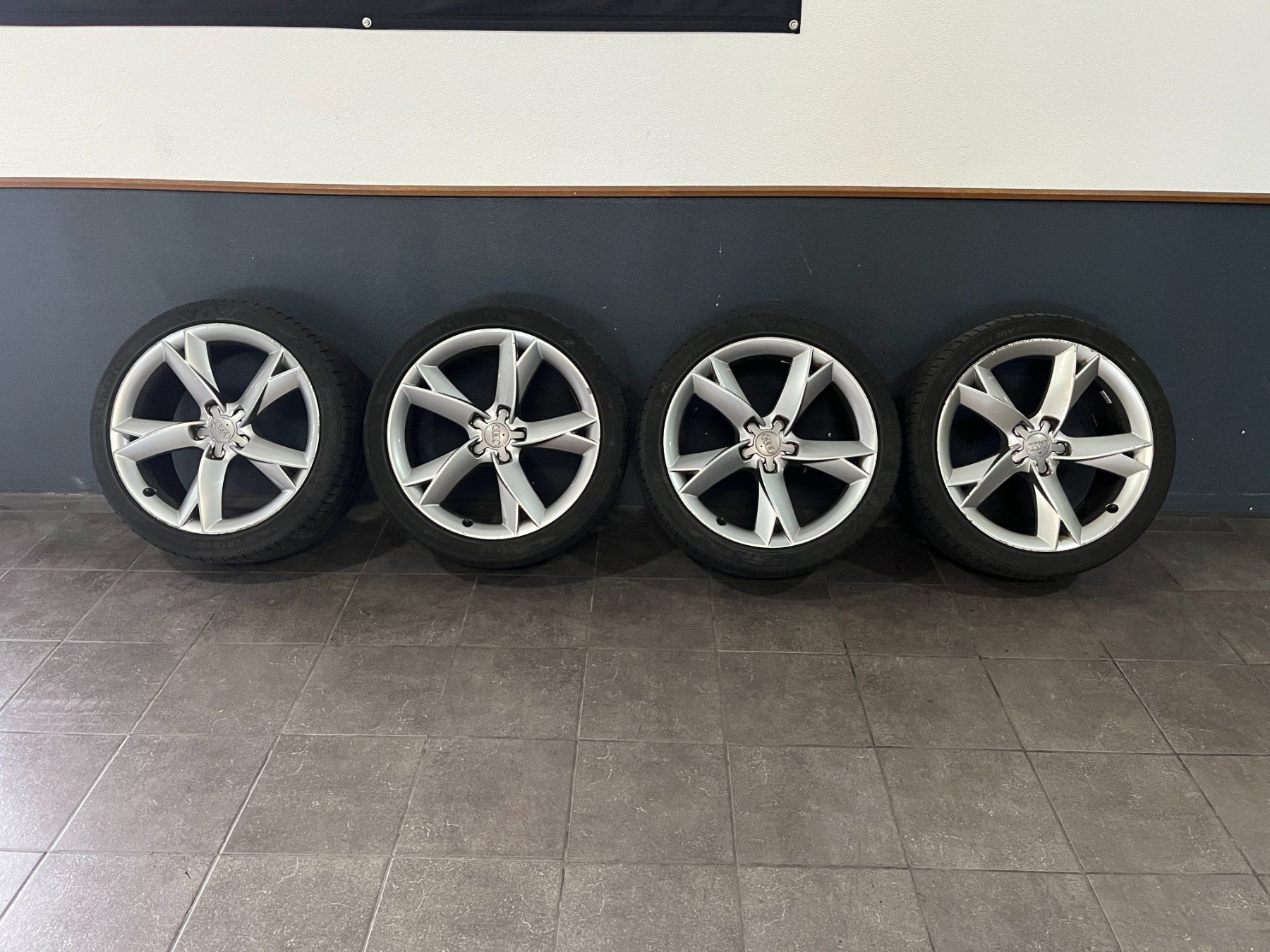 Audi Pneumatici & Ruote complete: 4 X 19 Zoll  Audi Sommerräder – Usato da Altstätten venduto da TM-Auto 1