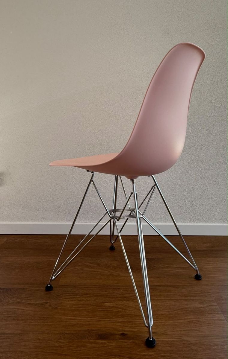 Vitra Stühle: Vitra Eames Plastic Side Chairs  (DSR  Eiffelgestell) – Neu (gemäss Beschreibung) aus Siggenthal Station von DynamicLight 4